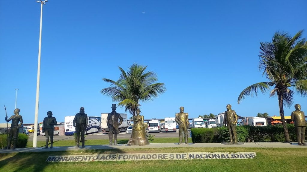 Foto do monumento aos formadores de nacionalidade